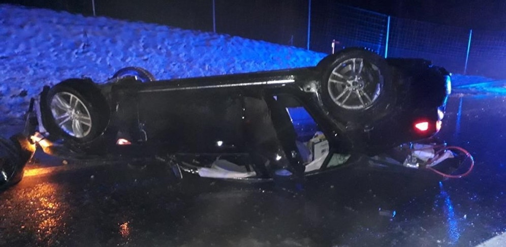 Das E-Auto blieb am Dach liegen. 