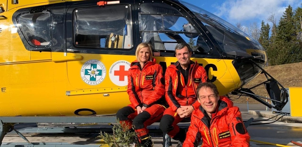 Notärztin Ulrike Teufl, Pilot und Multitalent Roland Eslitzbichler sowie Flugretter Wolfgang Frühwirt (vorne).