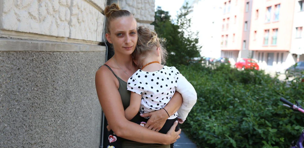 Dick eingegipst: Amy (3) mit Mama Eva H. (25) 