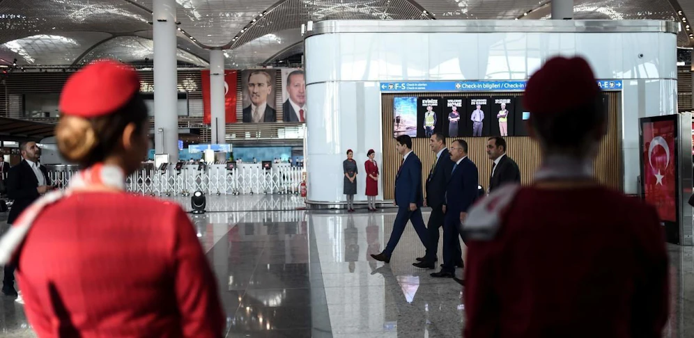 (Symbolbild) Der 37-jährige Familienvater war am Flughafen Istanbul auf der Durchreise als er festgenommen wurde.