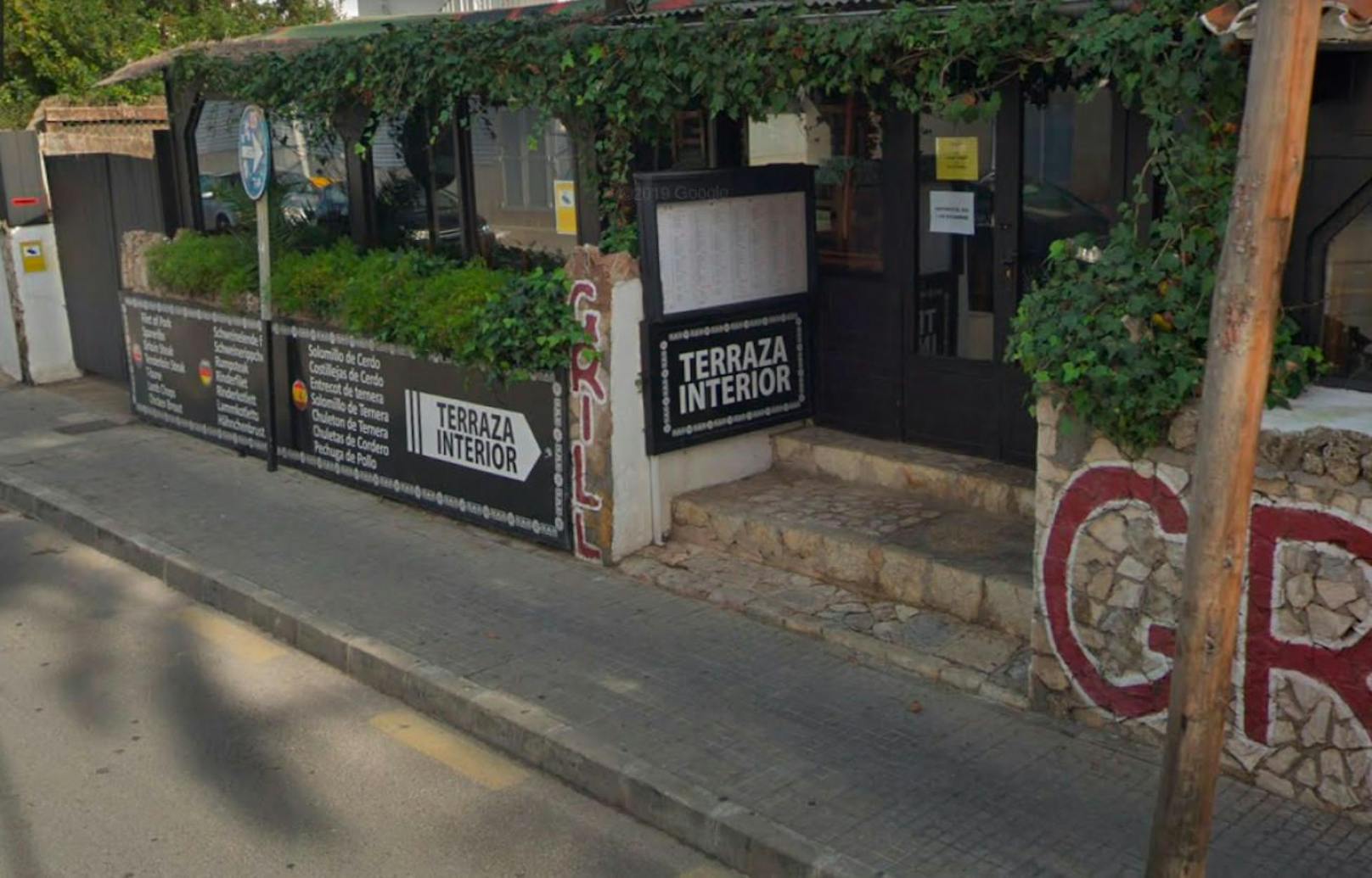 Das Unglück soll sich vor dieser Bar in der Calle de Trasimé ereignet haben