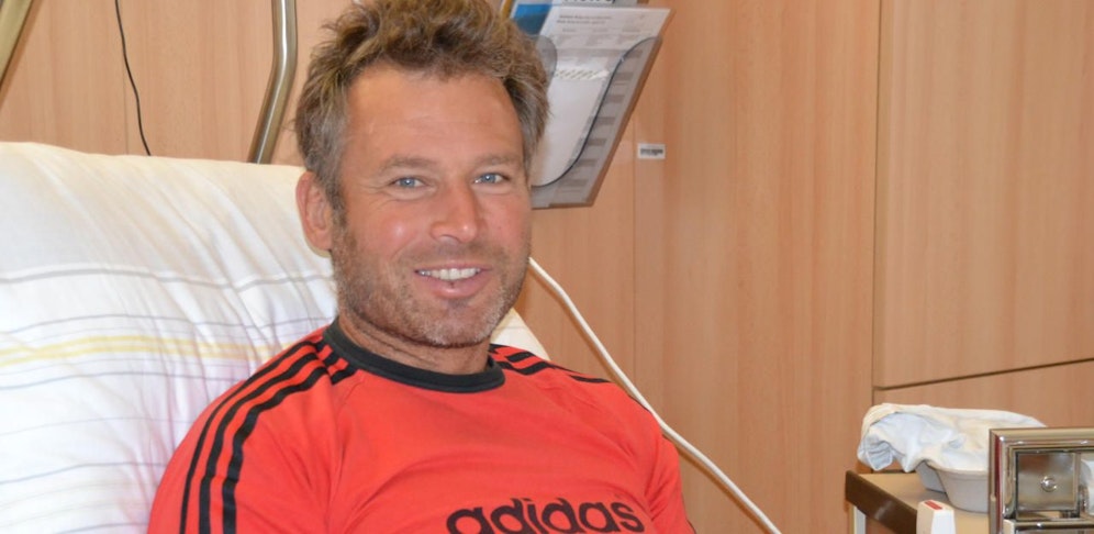 Hannes Trinkl grüßt aus dem Krankenbett. Er wurde erfolgreich operiert. Bild: Gespag