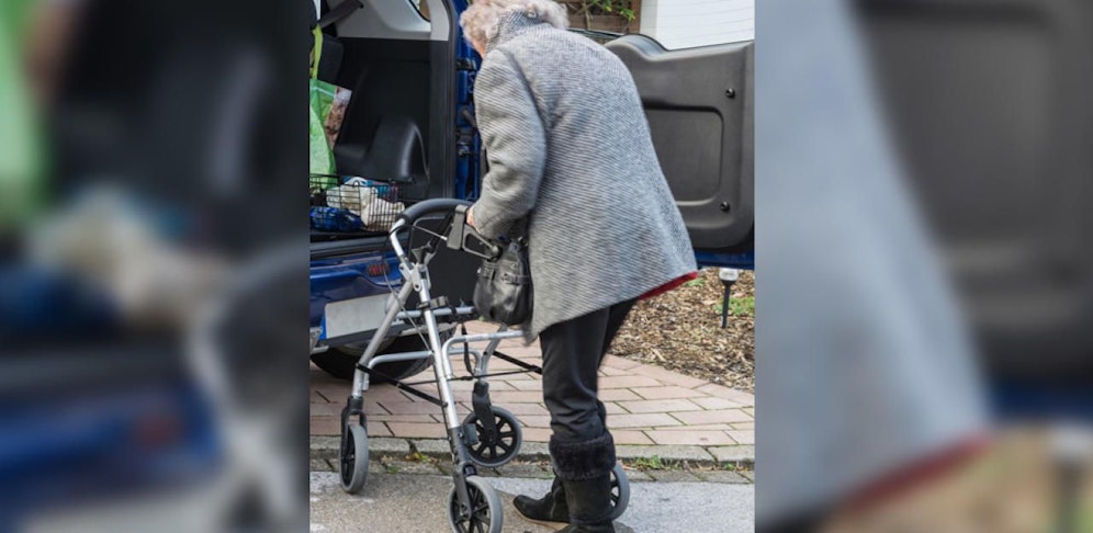 Wütende Oma rammte Auto mit Rollator. (Symbol)