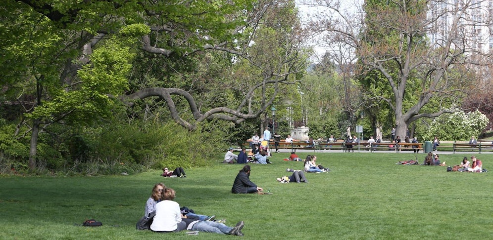 Überfall im Stadtpark: Die Täter sind flüchtig.