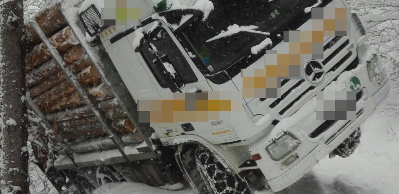Baum bewahrte Lkw nach Schnee-Crash vor Absturz