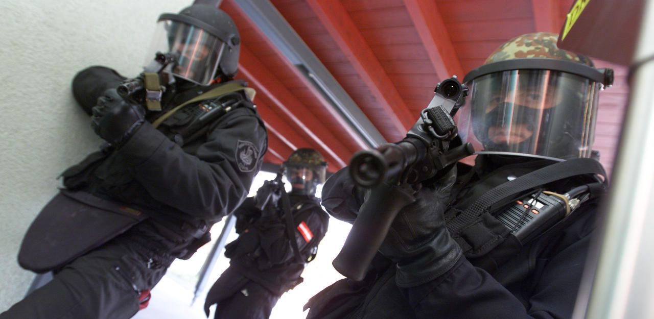 Die Cobra-Beamten unterstützten die Polizei bei der Hausdurchsuchung.