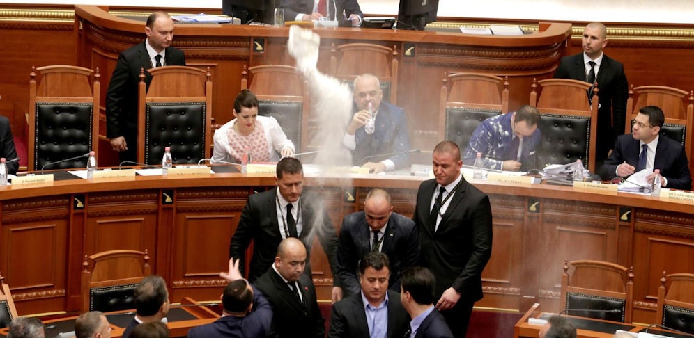 Der Regierungschef wurde mit Mehl und Eiern beworfen.