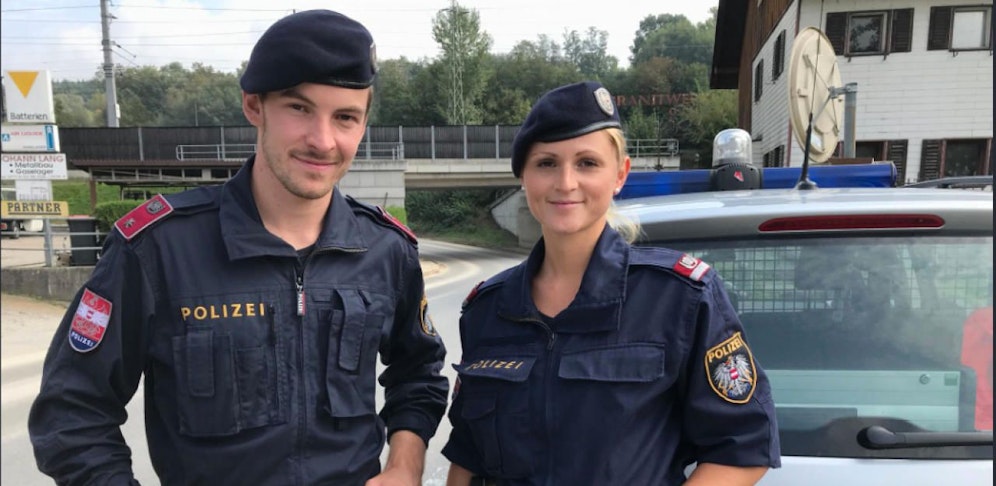 Das Polizisten Natalie und Paul retteten in Schärding einen 77-Jährigen aus seinem überfluteten Pkw. 