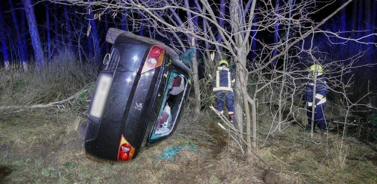 Heute.at - Lenker krachte mit Auto gegen mehrere Bäume