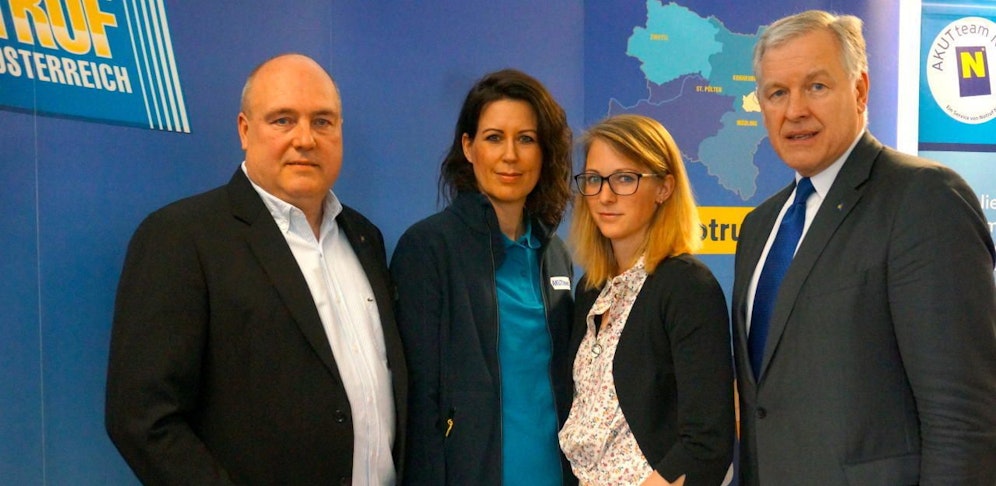 Notruf NÖ-Chef Christof Constantin Chwojka, AKUTTeam NÖ-Leiterin Sandra Pitzl, Martina F., die das Service bereits in Anspruch nahm und Landesrat Martin Eichtinger in St. Pölten (v.li.)