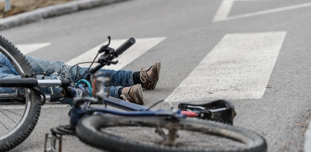 Symbolbild. Der 11-Jährige soll von einem Autofahrer angefahren worden und verletzt auf der Straße liegen gelassen worden sein. 