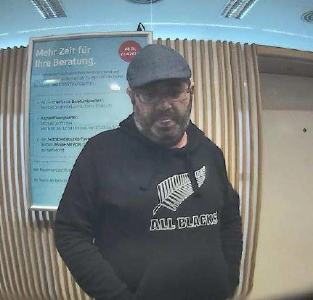 Die Polizei sucht diesen Mann.