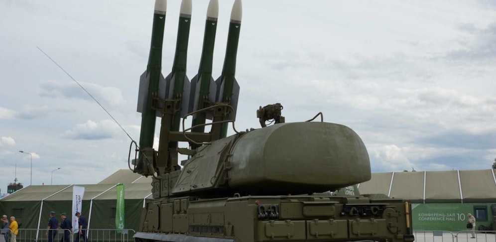 Laufende militärische Konflikte sorgen für eine Trendwende bei den Waffenverkäufen ? davon profitieren vor allem Rüstungsriesen in den USA.