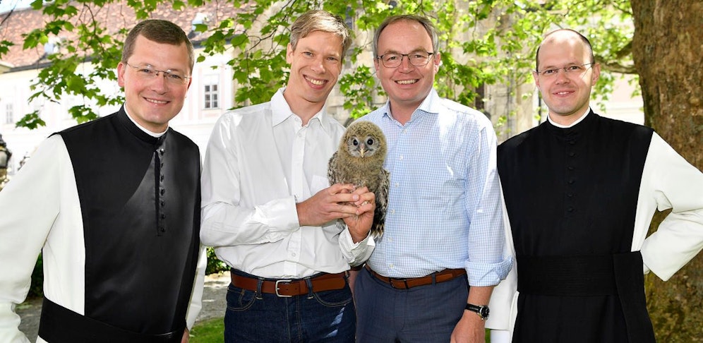 (v.li.): Pater Johannes Paul, Richard Zink, Stephan Pernkopf und Pater Florian mit einem Jungvogel.