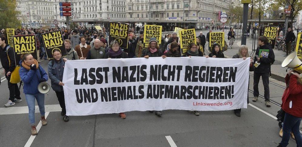 Wie bereits einmal gehen Demonstranten wieder gegen Schwarz-Blau auf die Straße.