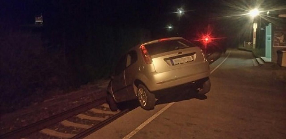 Ein Autolenker in Vorarlberg hat seinem Navi wohl zu sehr vertraut. Das Gerät lotste ihn direkt auf Bahngleise.