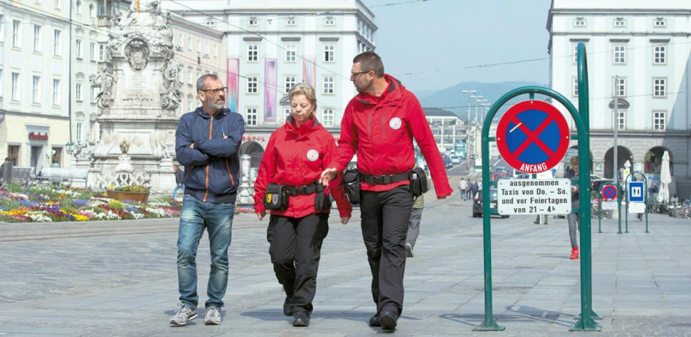 Die Stadtwache soll umgefärbt werden. Statt roter Uniformen soll es bald blaue geben.