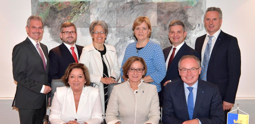 Die Landesregierung NÖs (v.li.): Karl Wilfing, Ludwig Schleritzko, Karin Renner (SP), Petra Bohuslav, Johanna Mikl-Leitner, Barbara Schwarz, Maurice Androsch (SP), Stephan Pernkopf und Tillmann Fuchs (parteilos) 