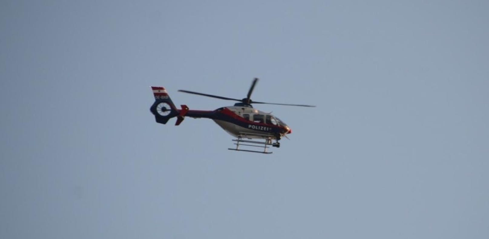 Ein Polizei Hubschrauber suchte das Gebiet ab.