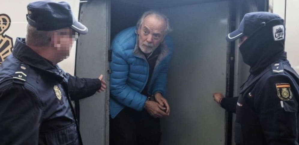 Polizisten begleiten Tolo Cursach ins Gerichtsgebäude