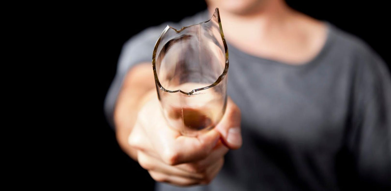 Freitagnacht bedrohte eine Bar-Besucher zwei Männer mit einer zerbrochenen Glasflasche. (Symbolbild).