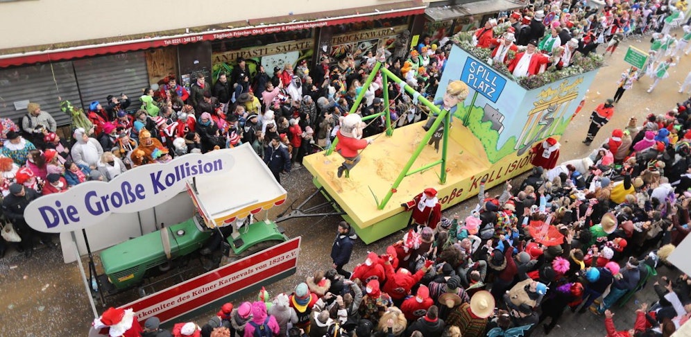 Beim Rosenmontagzug in Köln ist es zu einem Zwischenfall gekommen