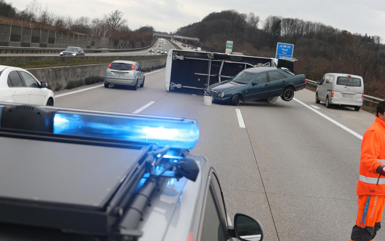 Heute.at - Wohnwagen landet quer auf A1 – Lenker geflüchtet