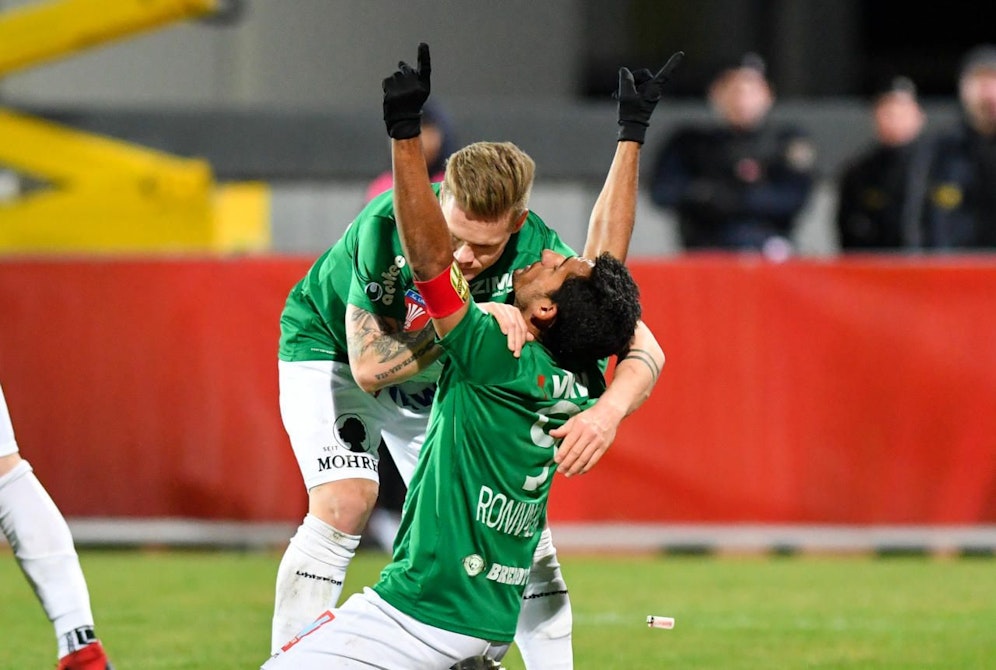 Ronivaldo bejubelt seinen Treffer. 