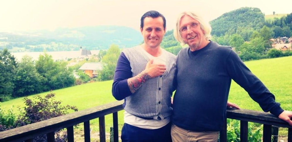 Star-Karikaturist Gerhard Haderer (re.) hilft Chris Müller.