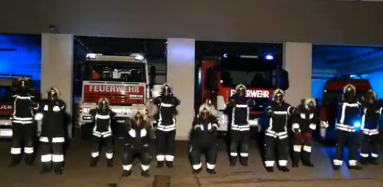 Heute.at - Charity: Florianis machen Kniebeugen in Uniform