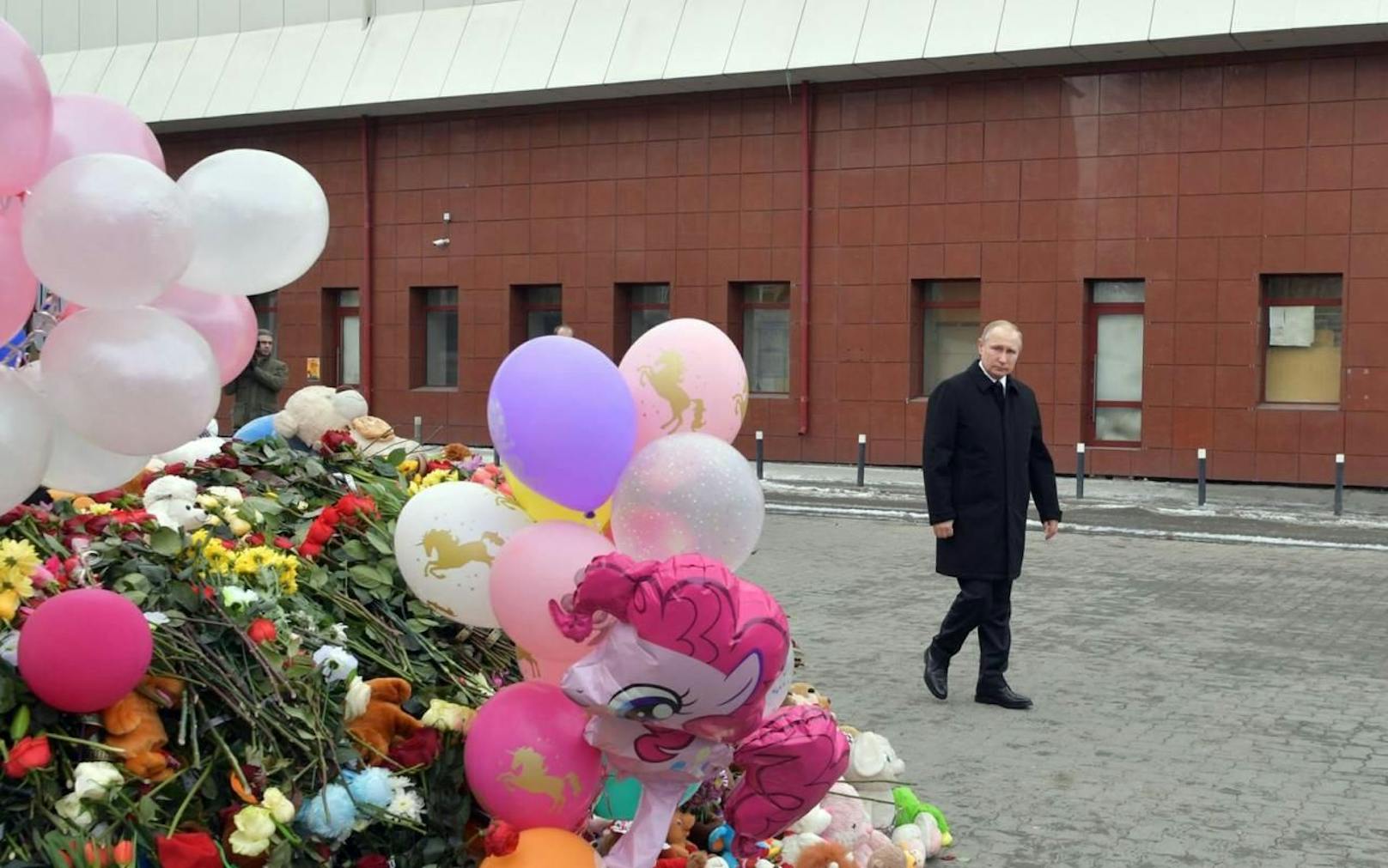 In Trauer: Russlands Präsident Wladimir Putin legte am Ort der Katastrophe Blumen nieder. Bei dem Brand in einem Einkaufszentrum waren 64 Menschen gestorben, darunter vermutlich 41 Kinder.  