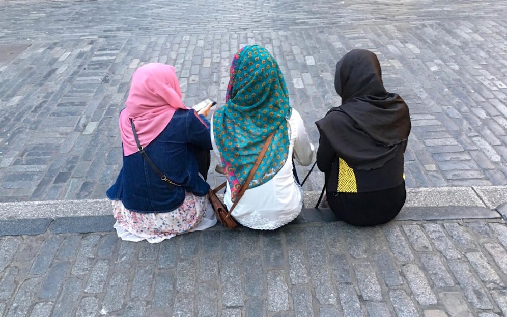 Eine muslimische Lehrerin mit Kopftuch wurde vom Unterricht suspendiert. Credit: Istock