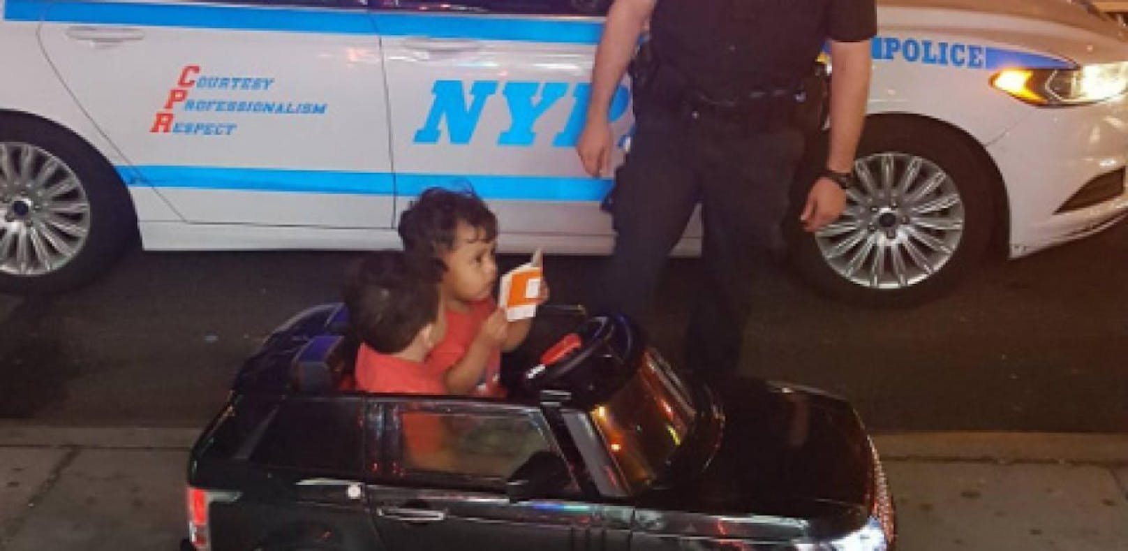 Cops kontrollieren süße Zwillinge im Spielzeugauto