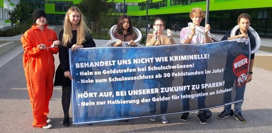 Die SJ mit NÖ-Vorsitzender Zvonik (2. v. l.) protestiert gegen die Verschärfungen.