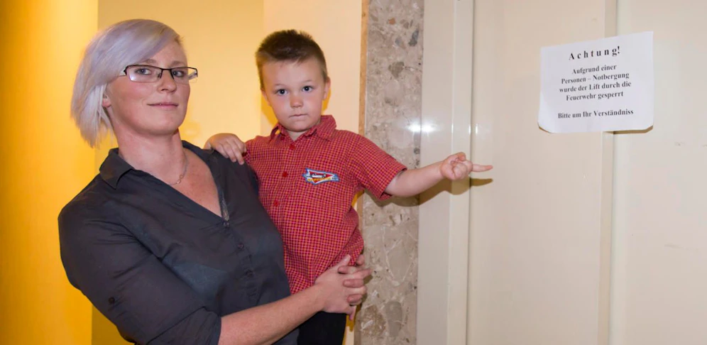 Sabrina D. (39) und ihr Sohn Samuel (3) waren etwa 45 Minuten in dem Aufzug gefangen. Weil er schon öfters steckenblieb, ist der Lift jetzt gesperrt.