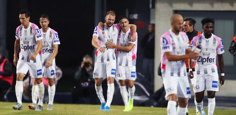 Nicht nur die Spieler freuten sich über den Sieg des LASK, auch die Politprominenz feiert mit.