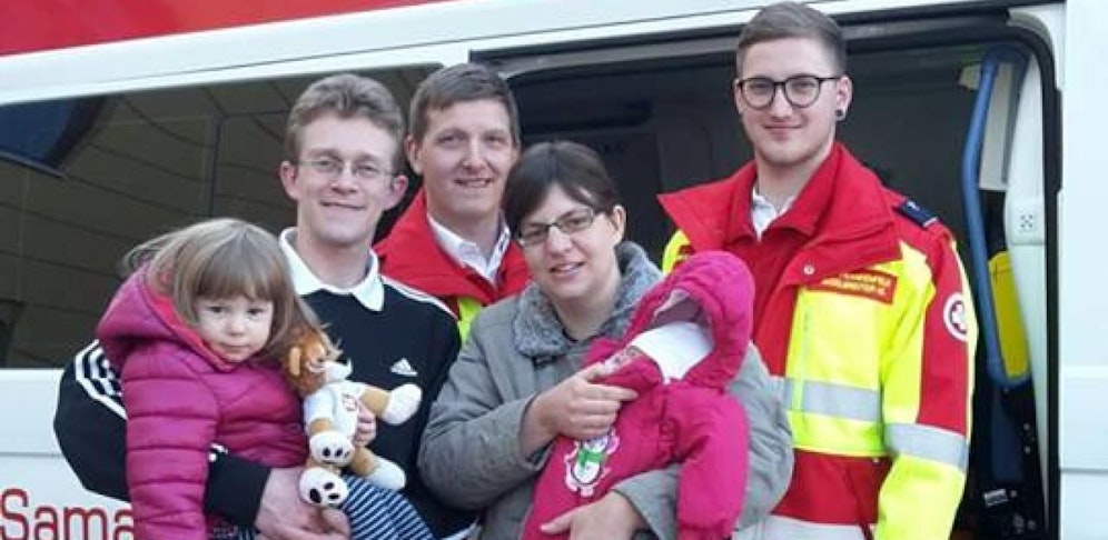 Die kleine Annalena ist wohlauf  Papa Richard (li. mit Tochter) ist selbst beim Samariterbund aktiv.