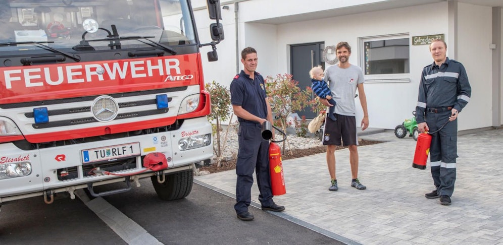 Die beiden Retter mit dem Hausbesitzer.