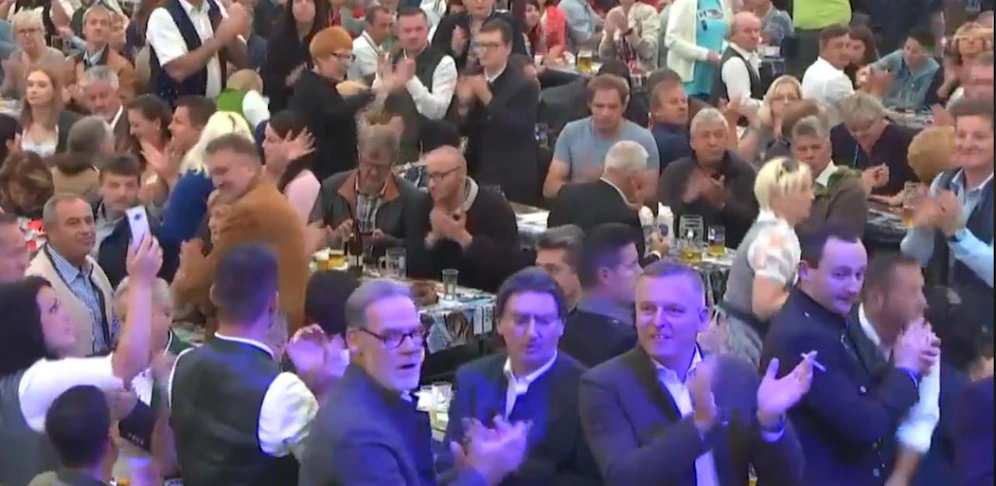 Hier jubelt Mario Kunasek - mit Zigarette.