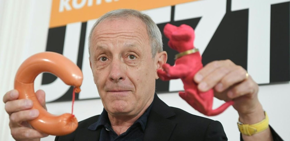 Peter Pilz mit Extrawurst-Kranz und Dackelfigur.