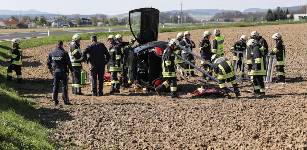 Der Wagen wurde ins Feld katapultiert.