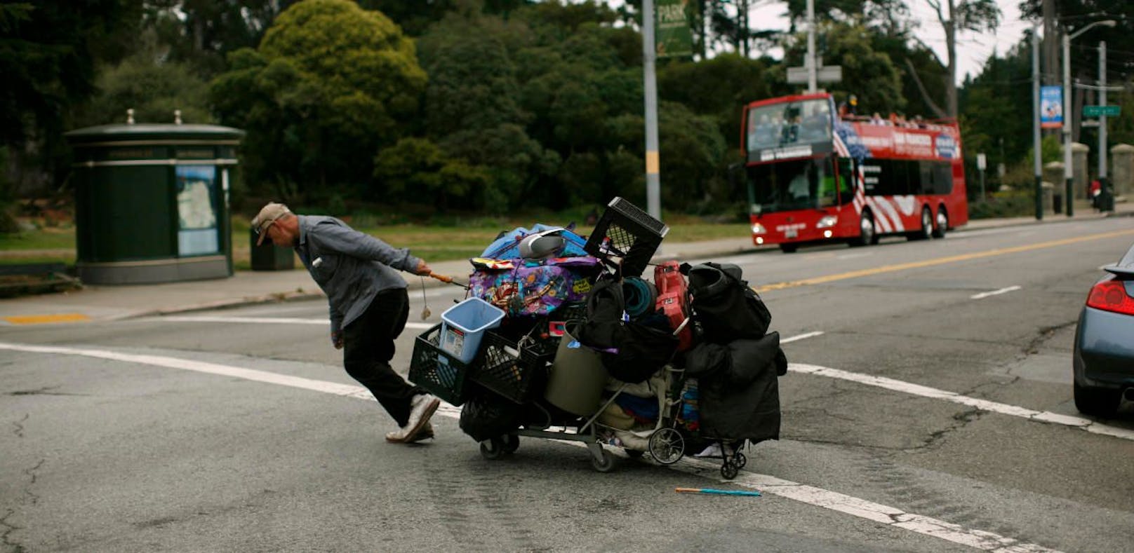 Ein Obdachloser zieht sein Hab und Gut durch San Francisco.