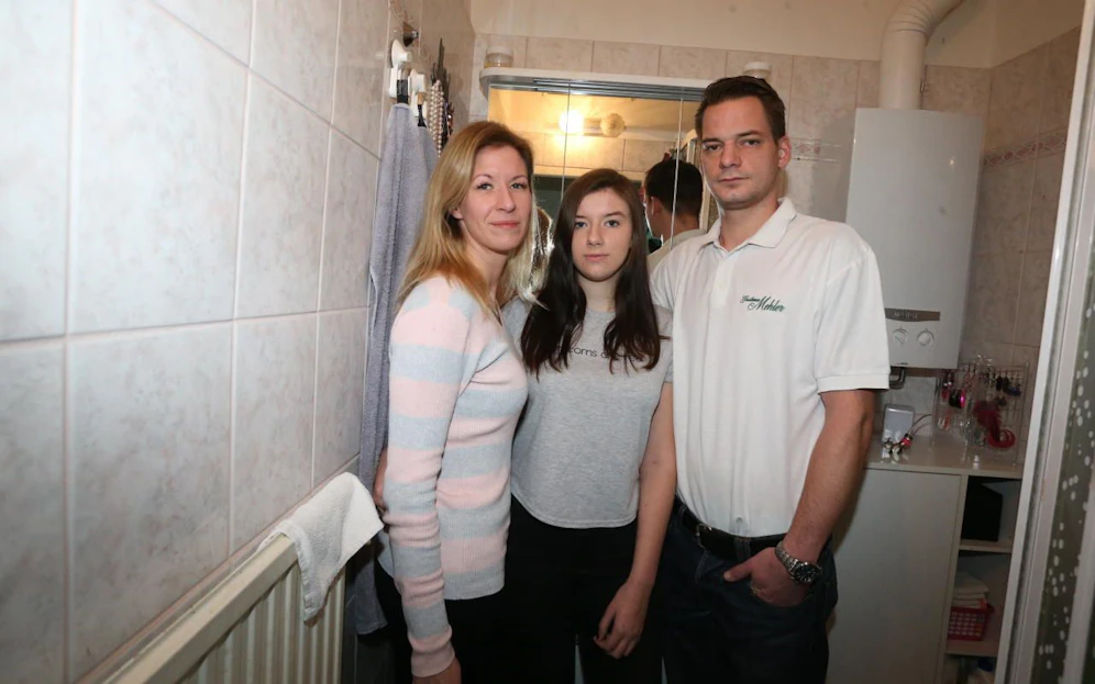 Lisa (16, M.) mit Mama Madeleine (34) und Stefan L. (33). 