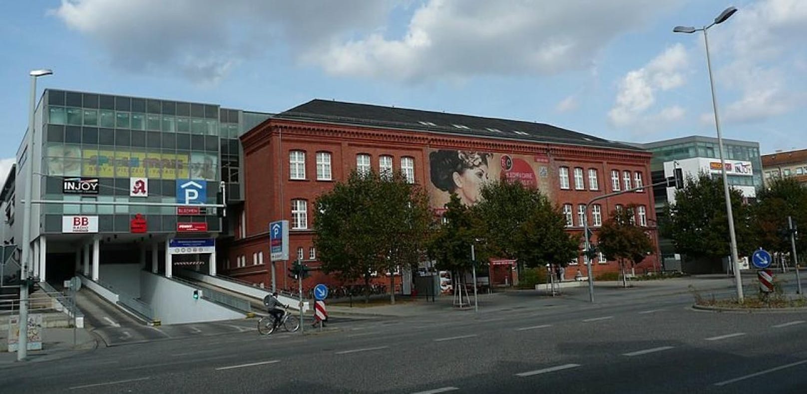 Blick auf das Blechen Carré in Cottbus mit seiner historischen Fassade der Carl Blechen-Grundschule.