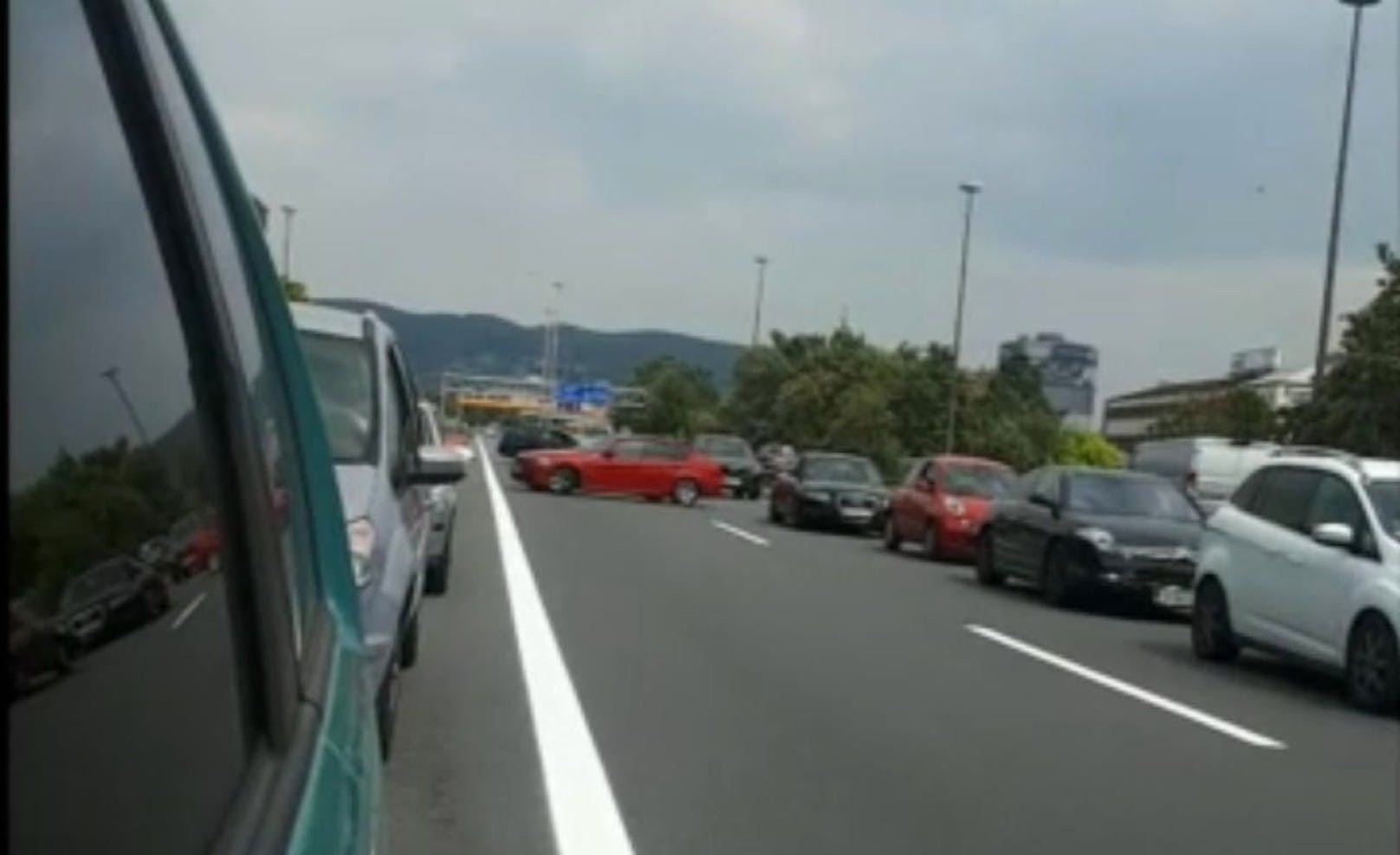 Einige Lenker drehten Samstagnachmittag auf der A7 kurzerhand um, um einem Stau zu entgehen. Die ersten Geisterfahrer sind nun ausgeforscht.