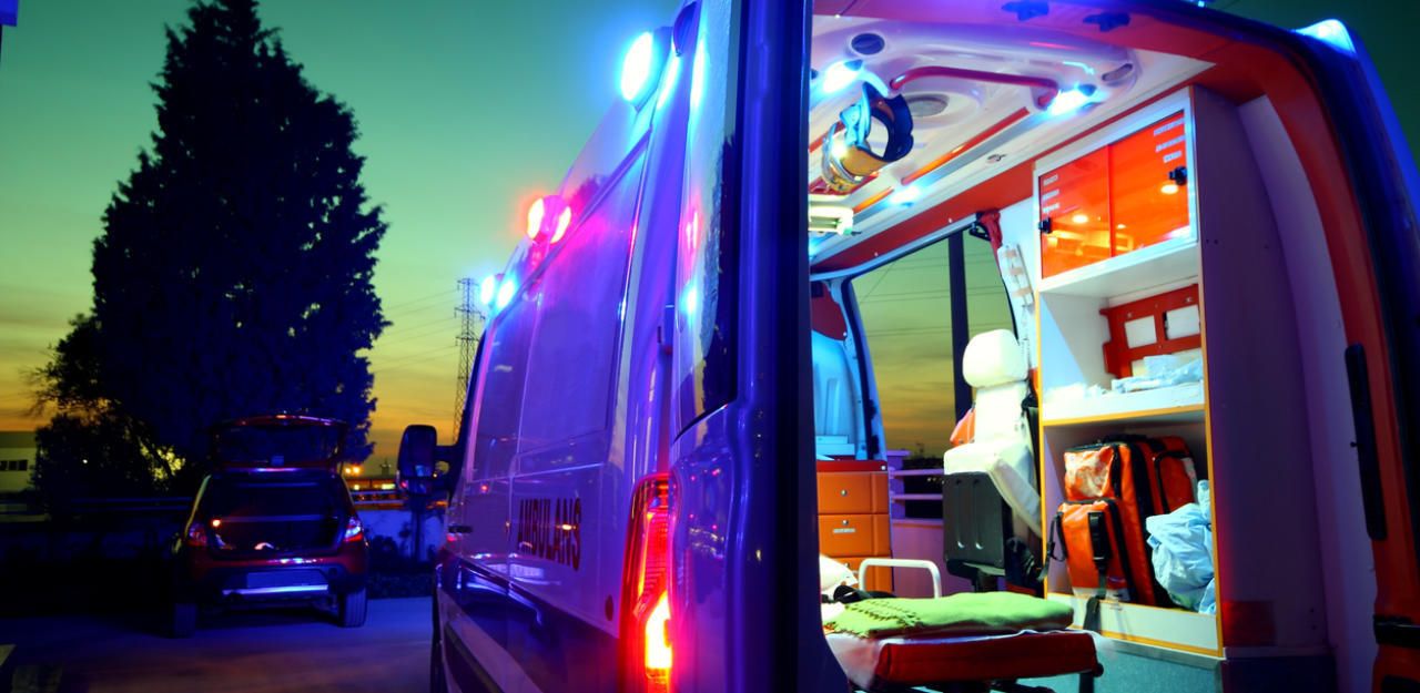 Die Rettungskräfte brachten den verletzten Mann in ein Krankenhaus.