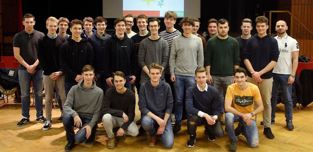 Gruppenfoto der Zivildiener in der stadteigenen Bildungsanstalt für Elementarpädagogik (bafep21).