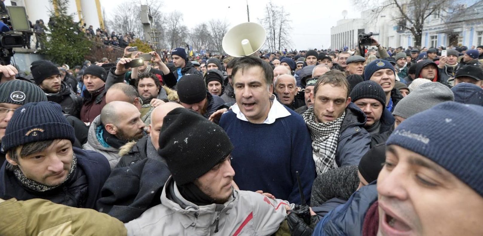 Michail Saakaschwili (im blauen Pulli) nachdem ihn seine Anhänger aus einem Polizeiauto befreit hatten.