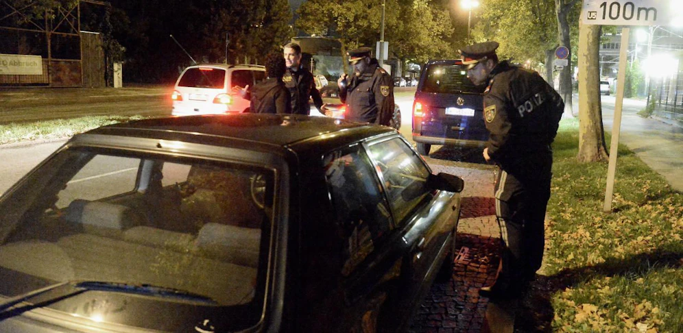 Die Polizei stoppte den Autofahrer