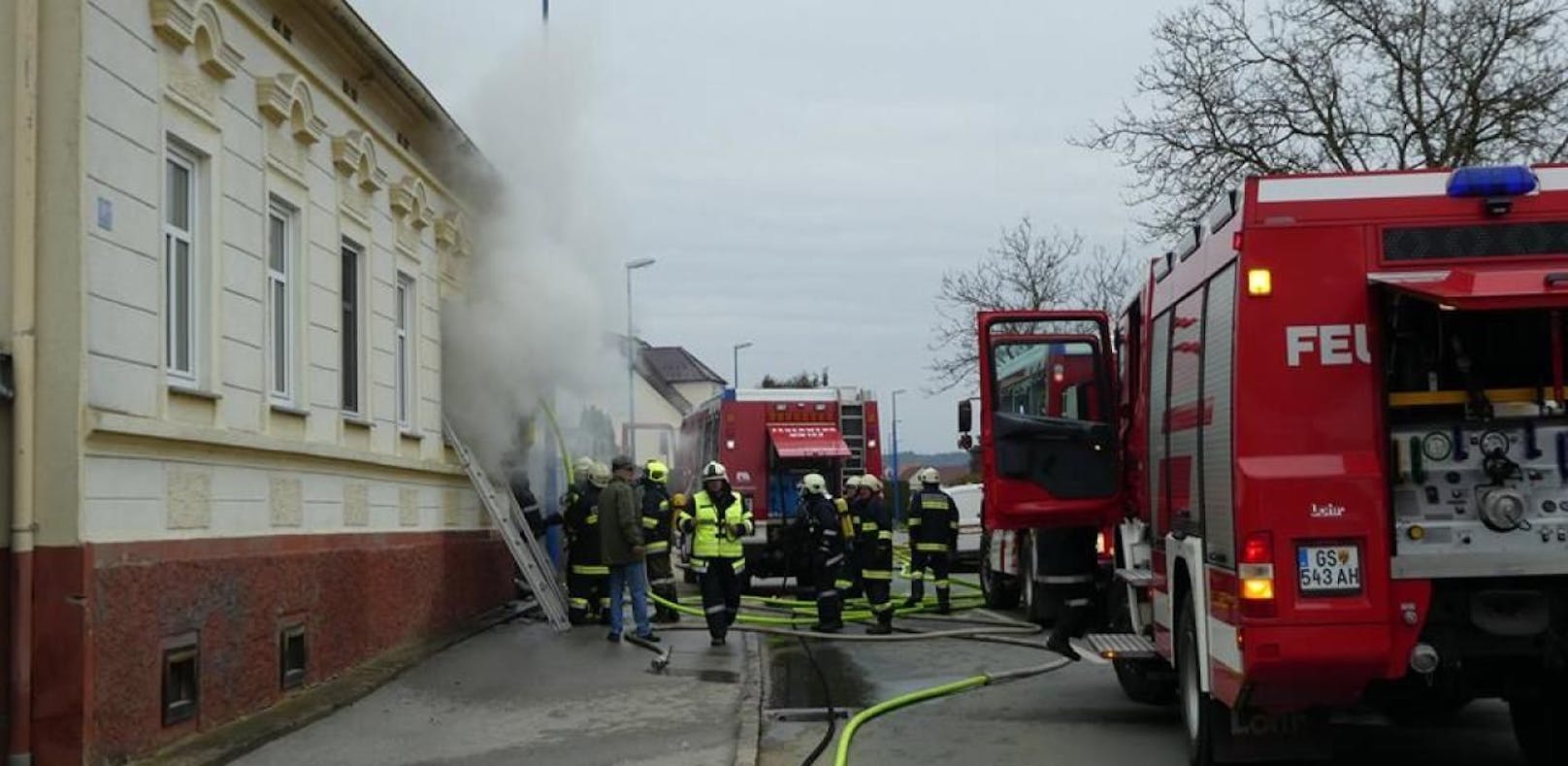 Bei einem Wohnhausbrand in Stegersbach ist eine Frau ums Leben gekommen, drei weitere wurden verletzt.